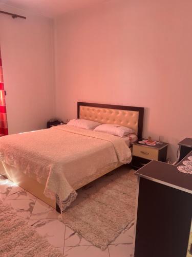 - une chambre avec un grand lit aux murs roses dans l'établissement Blue gate, à Valjiosi