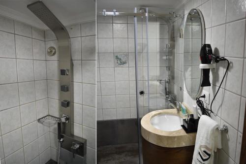 La salle de bains est pourvue d'un lavabo et d'une douche. dans l'établissement Sands Hotel, à Byblos