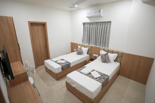 Maruti Grand Hotelにあるベッド