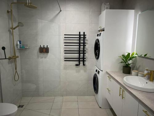 een badkamer met een douche, een toilet en een wastafel bij Modern apartment in Akureyri
