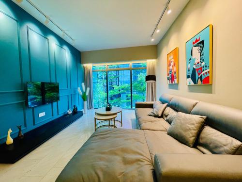 - un salon avec un canapé et une télévision dans l'établissement Eaton residences KLCC m@h, à Kuala Lumpur