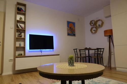 Modern And Cozy Apartment in City Center With Free Parking