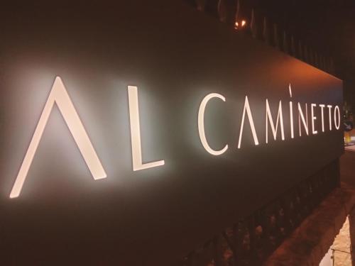 トッリ・デル・ベーナコにあるHotel Al Caminetto WorldHotels Crafted Adults Onlyの家具屋の灯り台