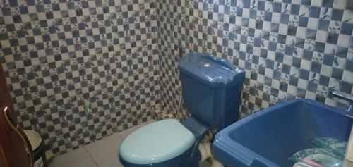 y baño con aseo azul y bañera azul. en Hill view villa, en Nuwara Eliya