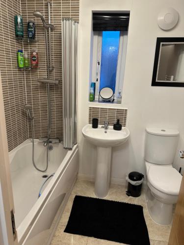 ニューカッスル・アポン・タインにあるCosy double bedroom in Newcastle upon Tyne - Access to shared kitchen and shared conservatory areas inc Netflixの洗面台、トイレ、シャワー付きのバスルーム