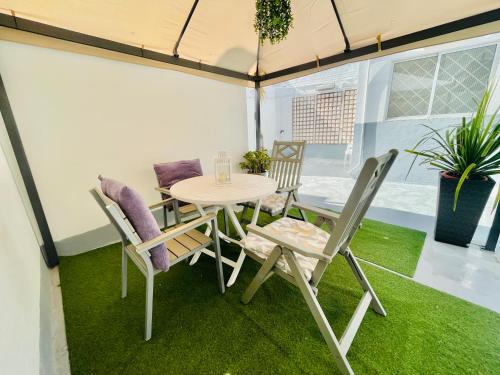a table and chairs in a tent with grass at CASA ISABEL CENTRO Histórico in Arucas