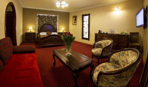 a living room with a couch and a bed at Złote Arkady in Częstochowa