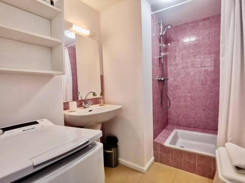 une salle de bain blanche avec un lavabo et une douche dans l'établissement Carnac: Duplex T3 4 pers, à 200m plage, WIFI, Parking - FR-1-377-71, à Carnac