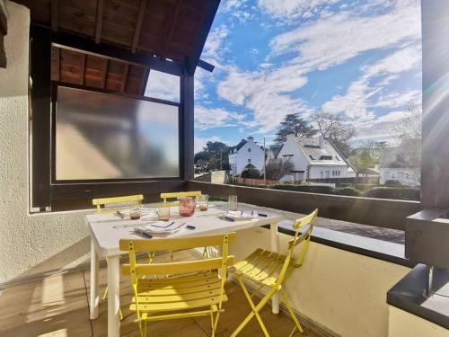 d'une table et de chaises blanches sur un balcon avec fenêtre. dans l'établissement Carnac: Duplex T3 4 pers, à 200m plage, WIFI, Parking - FR-1-377-71, à Carnac