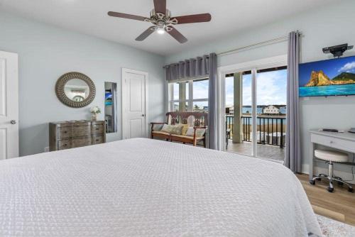 Schlafzimmer mit einem Bett und Meerblick in der Unterkunft Linger4Longer - Pass Time 4 in Gulf Shores