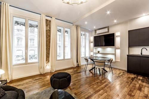 un salon avec une table et des chaises dans l'établissement Les Jacobins, hypercentre, à Lyon