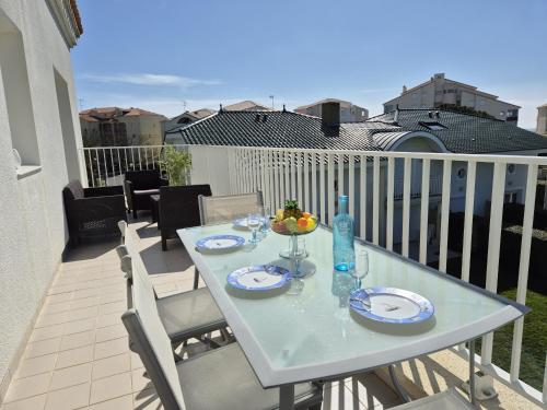 une table avec des assiettes de nourriture sur un balcon dans l'établissement L'Hollywood, à Saint-Jean-de-Monts