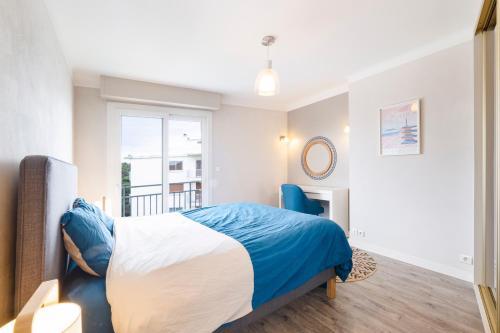 une chambre avec un lit, une chaise et une fenêtre dans l'établissement HEOL, 5ème étage,Face mer, à La Baule