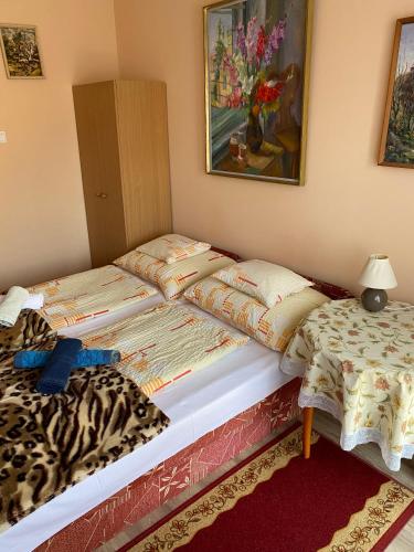 a bedroom with two twin beds in a room at Károly Vendégház in Hévíz