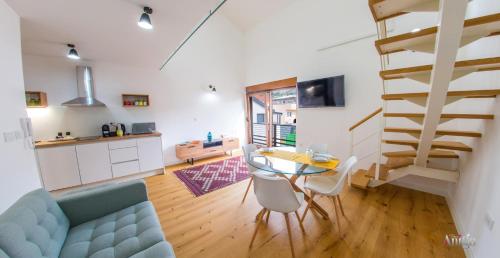 un soggiorno con divano blu e tavolo in vetro di Apartments Gallery M and A - with pool a Mostar