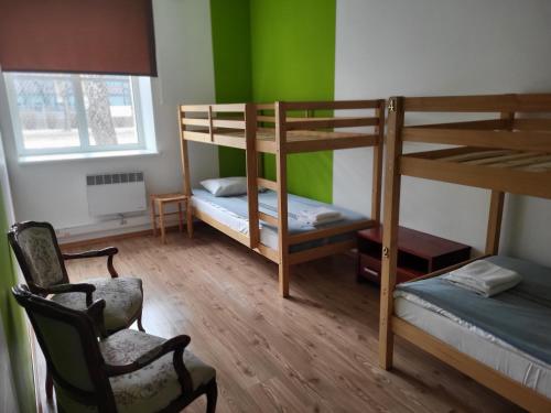 Zimmer mit 2 Etagenbetten und einem Stuhl in der Unterkunft H18B EUROHOTEL in Narva