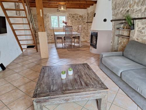 un salon avec un canapé et une table dans l'établissement Gite Lizéa, à Pont-Saint-Esprit
