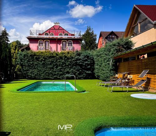 a house with a swimming pool in the yard at Hotel Szent István in Eger