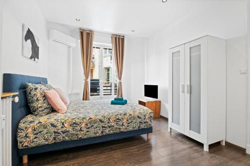 ニースにあるNice Renting - PAGANINI - New Lovely Cosy Flat in Heart of Niceのベッドルーム(青いソファ、テレビ付)