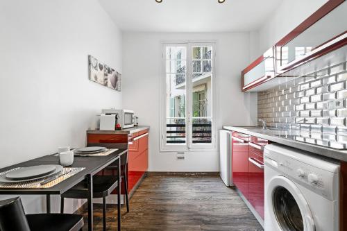 cocina con armarios rojos, lavadora y secadora en Nice Renting - PAGANINI - New Lovely Cosy Flat in Heart of Nice, en Niza