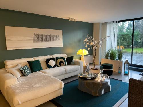 un salon avec un canapé et une table dans l'établissement LA GLANERIE, à Le Touquet-Paris-Plage