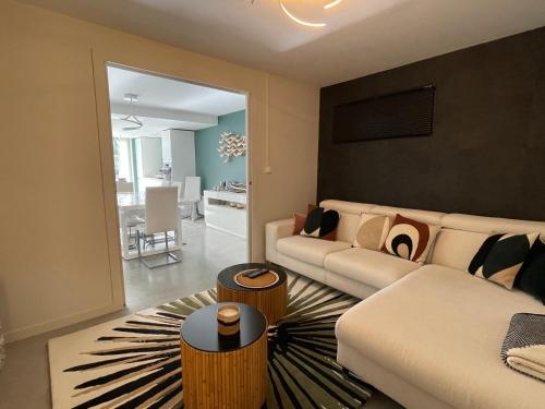 uma sala de estar com dois sofás e um tapete em LA GLANERIE em Le Touquet-Paris-Plage