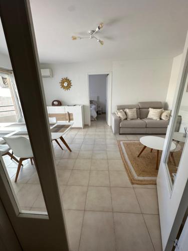 a living room with a couch and a table at Appartement sans mauvaise surprises (2) in Juan-les-Pins