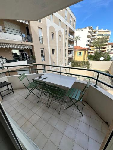 a patio with a table and chairs on a balcony at Appartement sans mauvaise surprises (2) in Juan-les-Pins