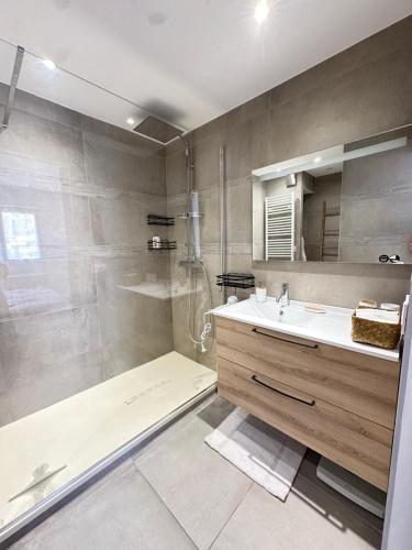 a bathroom with a shower and a sink and a tub at Appartement sans mauvaise surprises (2) in Juan-les-Pins