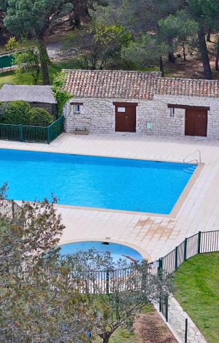 - une vue sur la grande piscine dans l'établissement LES 3 TERRASSES, Maison rénovée - piscines - tennis, à Gassin