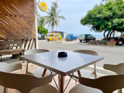 a table and chairs with a box on top of it at Loju sunrise inn in Xiaoliuqiu