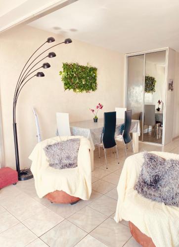 une chambre avec deux lits, une table et des chaises dans l'établissement APPARTEMENT GRAU DU ROI - FRONT DE MER - CENTRE VILLE -RIVE GAUCHE, au Grau-du-Roi