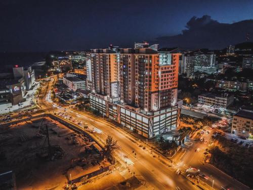 una città illuminata di notte con edifici e traffico di D'CIELLA Homes- Sea View, Drawbridge & KTCC Mall a Kuala Terengganu