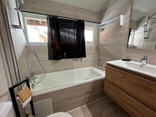 een badkamer met een bad en een wastafel bij Appartement Vars, 2 pièces, 7 personnes - FR-1-773-30 in Vars