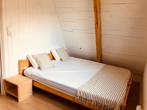 łóżko z 2 poduszkami w pokoju w obiekcie Le ChAlet N5 w mieście Cierp