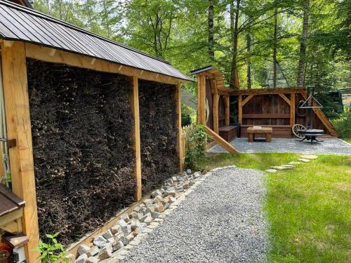 a wooden cabin with a bench and a picnic table at Tajojta in Werlas