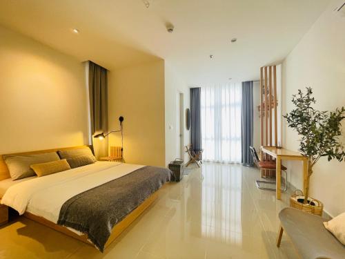 um quarto com uma cama e uma secretária. em Cozy Ocean View APT in KK City Center em Kota Kinabalu