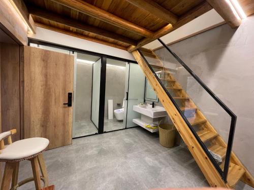 La salle de bains est pourvue d'un escalier et de toilettes. dans l'établissement Yangshuo Vivian Villa, à Yangshuo