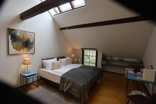 um quarto com uma cama grande e uma janela em Art-be-and-b Appartement -Studios em Riegel