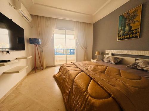 - une chambre avec un grand lit et une grande fenêtre dans l'établissement Marina Retreat, à Hammamet