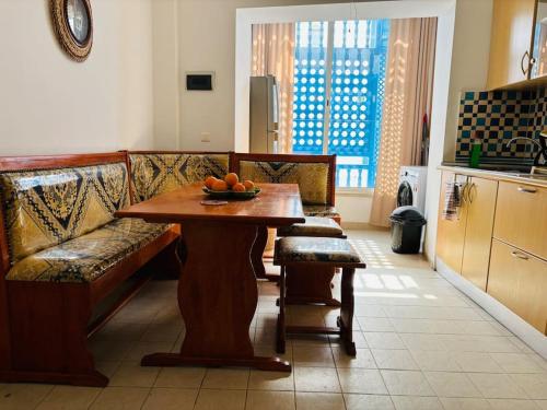 - une cuisine avec une table et un bol de fruits dans l'établissement Marina Retreat, à Hammamet