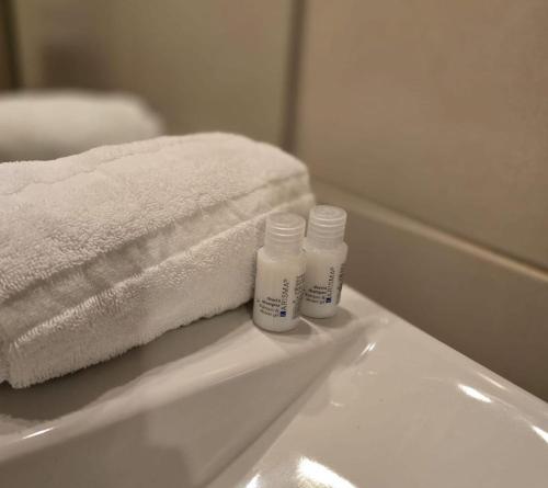 - deux bouteilles de médicaments assises sur un lavabo dans l'établissement Vaissette by Yumē, à Toulouse