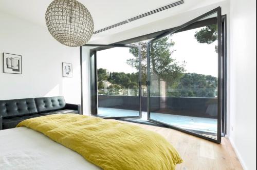 Ένα ή περισσότερα κρεβάτια σε δωμάτιο στο Magnifique Villa d’Architecte & Piscine à débordement