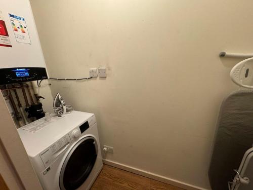 uma máquina de lavar roupa num canto de um quarto em NolansBed em Dordrecht