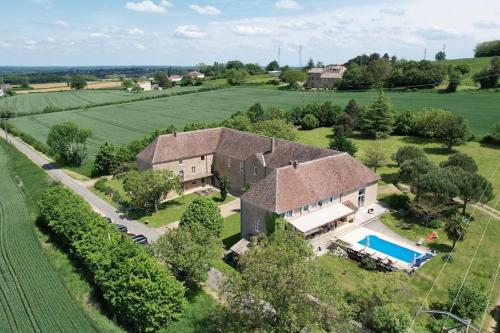 Swimmingpoolen hos eller tæt på L’Appartement-La Ferme du Bois