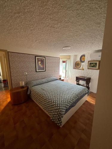 1 dormitorio con 1 cama en una habitación en PM 48 Viale Ugo Foscolo Guest House, en Toscolano Maderno