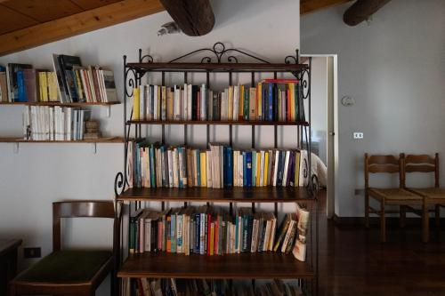 una mensola piena di libri di B&B Casanonni Borgo Angeli a Mantova