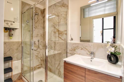 Lovely 2 Bedroom apartment by YourHost