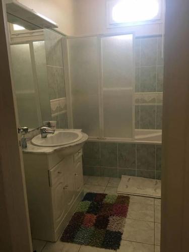 une salle de bain avec un lavabo, une douche et une baignoire dans l'établissement Grande maison 40m de la plage de Pontaillac, à Royan