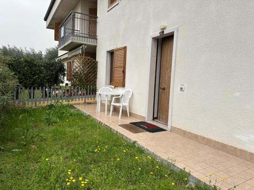 ネグラールにあるCasa Garganegaのパティオ(テーブル、椅子付)